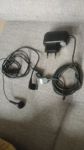 Carregador portátil pra celular antigo da Samsung + fone de ouvido 