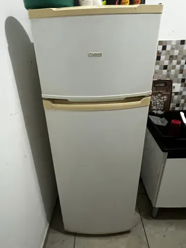 Geladeira à venda - com defeito mas funcional | Precisa trocar o gás