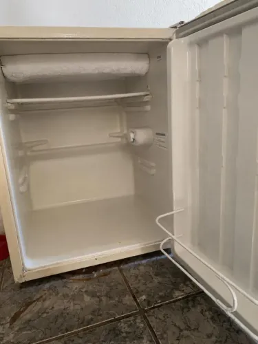 Frigobar semi novo