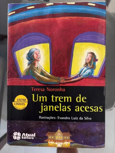 Um trem de janelas acesas