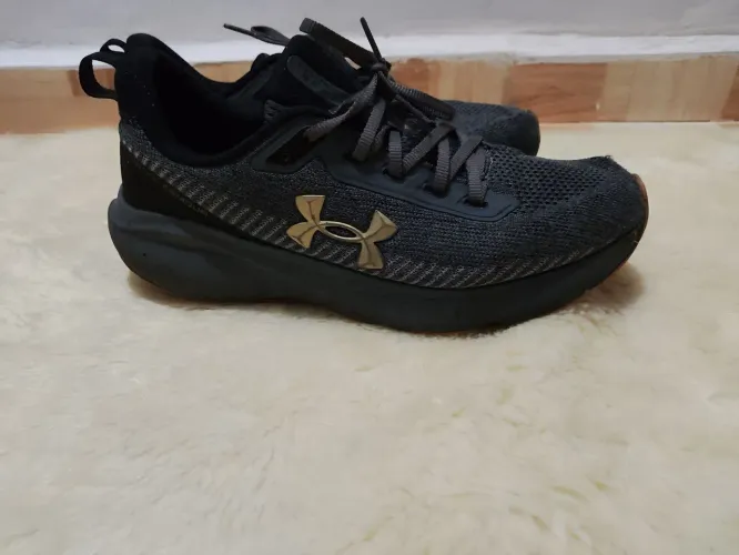 Tênis under armor cinza