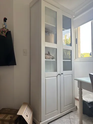 Cristaleira de madeira com vidro
