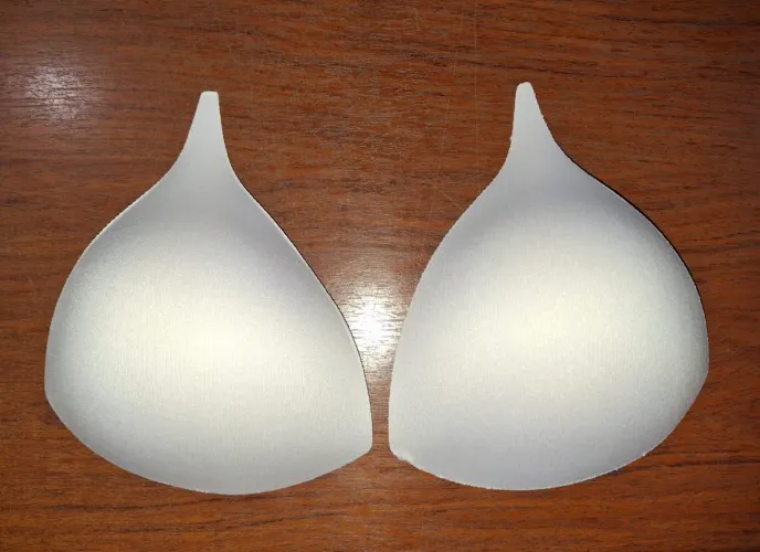 Vendo bojo modelo cortinão, com formato de triângulo com alça.