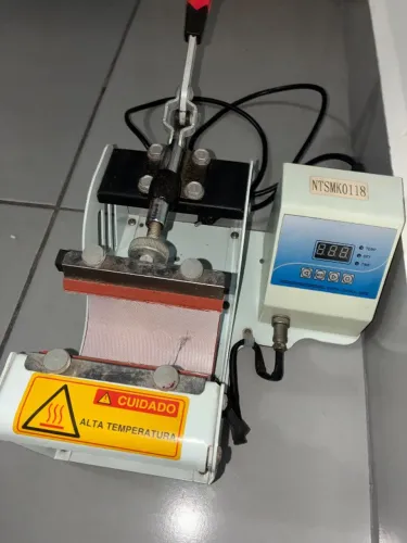 Máquina de estampar canecas