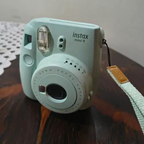 Câmera Instax Mini 9 + 4 Packs de Filme + Bolsinha