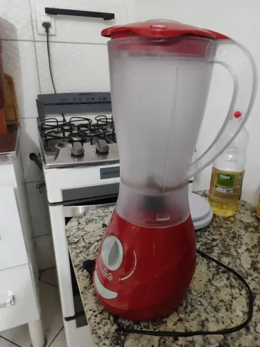 Liquidificador com copo a ajustar