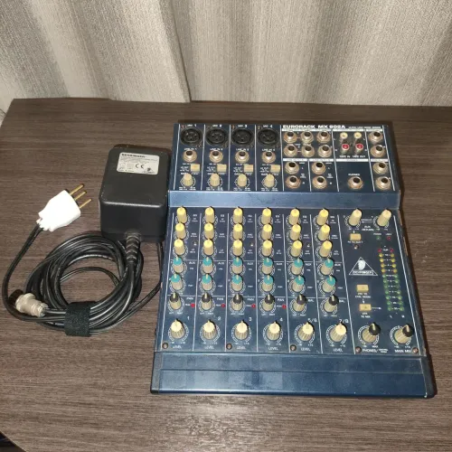 Mesa de Som Behringer Eurorack MX802A