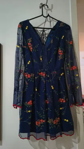 Vestido azul com bordado e tule, tamanho 38