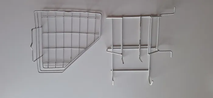 Cantoneira aramada com 22,5 cm de lado e 31 cm de frente e suporte aramado ferro/tábua