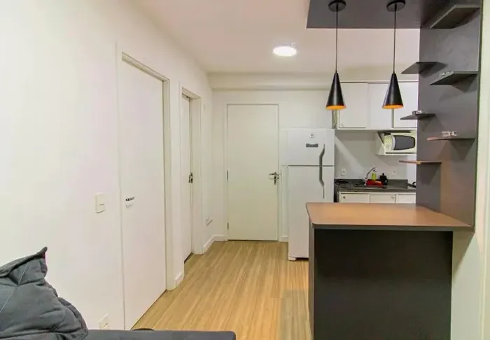 Apartamento dois quartos / Locação anual / com mobília