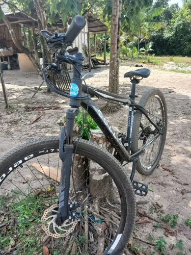 Bicicleta Colli alumínio aro 29. Freio a disco nas duas rodas.