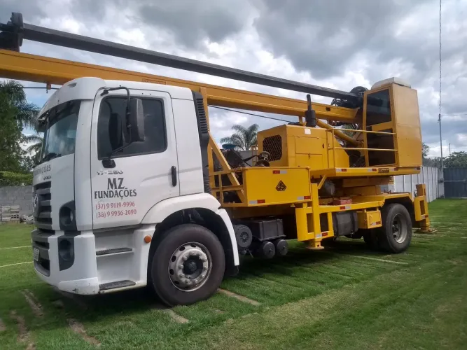Caminhão perfuratriz BS1000