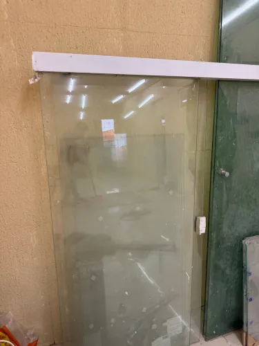 Janela de vidro já com a pedra de mármore