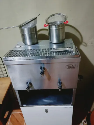 Máquina de  água de coco gelada 03 vias / marca Stambeer /semi-nova