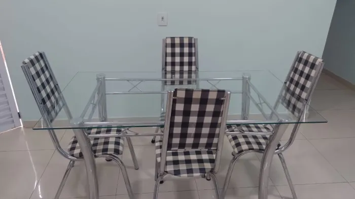 Mesa de vidro com 6 cadeiras 