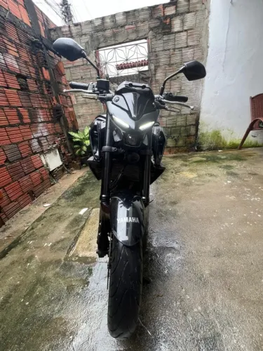 A Yamaha MT-03 2020 e 2021, ela entrega boa aceleração, posição de pilotagem confortável e