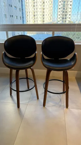 Banqueta alta (o par) Glamour Luxo Base Madeira/couro preto