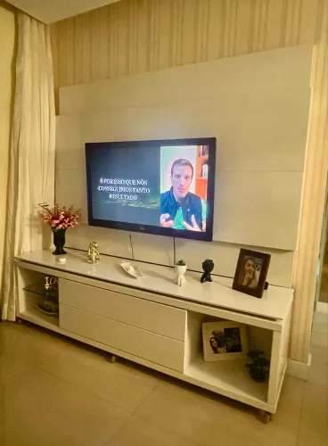 Painel e rack laqueado