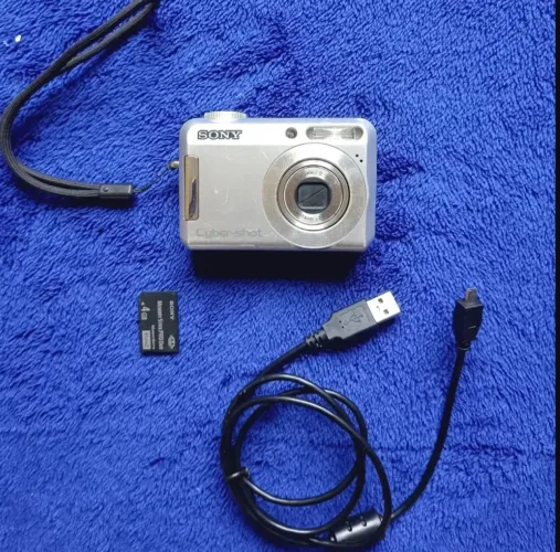 Cybershot Prata Sony 24 Mpx + Cartão de Memória de 4GB + Cabo de transmissão