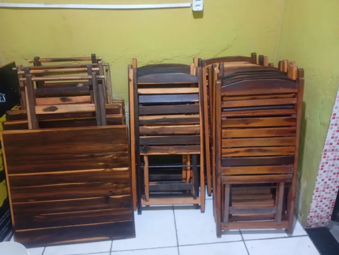 Mesas e cadeiras