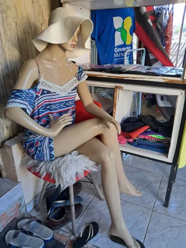 vendo todos os estoques  de Roupas para brechó  ,calçados, Manequins e Araras  