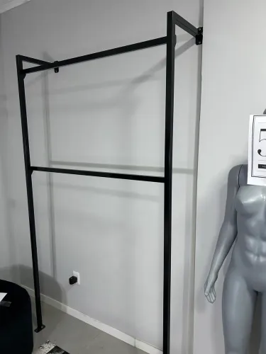 Gramalheira Preta Arara de Roupas