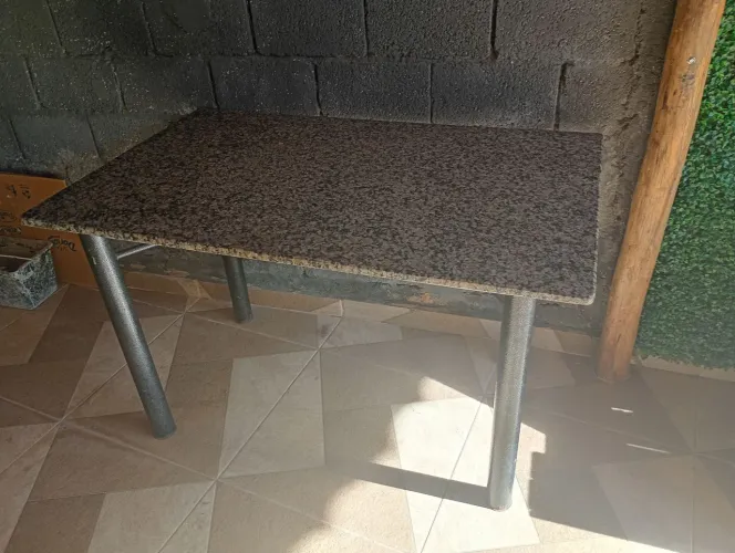 Vendo mesa 4 cadeiras