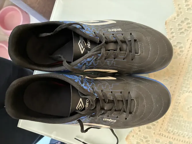 Chuteira Umbro tamanho 42