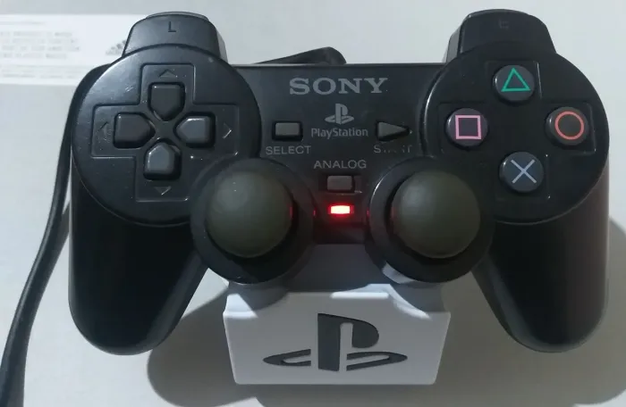 Controle original de PlayStation 2 série A com defeito.