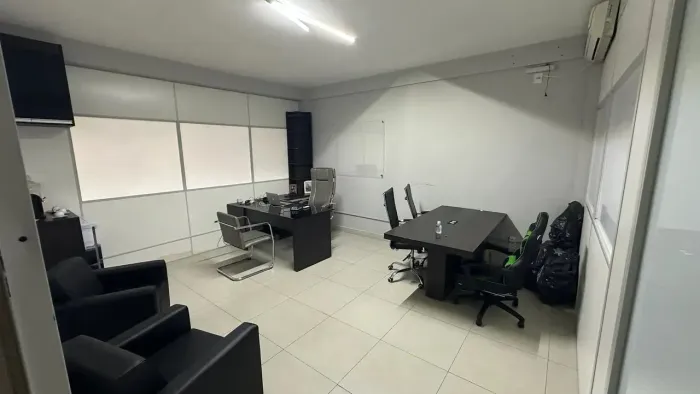 ALUGA-SE SALA COMERCIAL