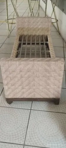 Vendo um recamier de fibra sintética e uma mesa de centro.