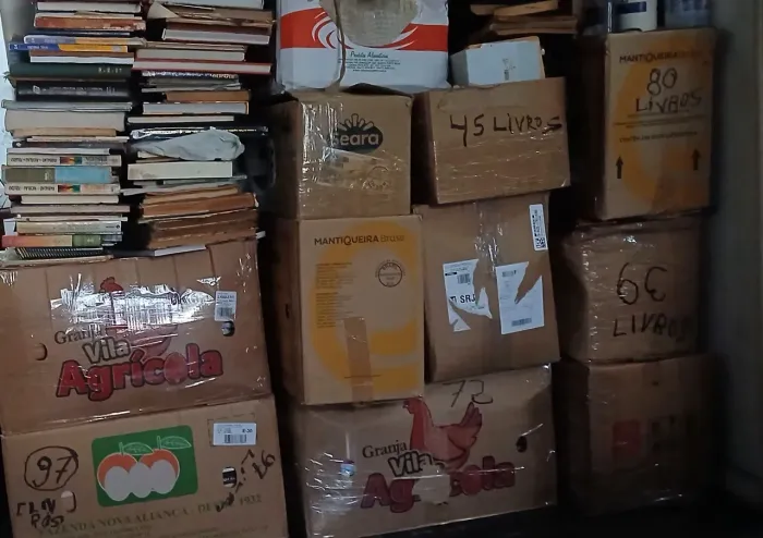 PEQUENA BIBLIOTECA COM 1.000 LIVROS DIVERSOS GÊNEROS. 