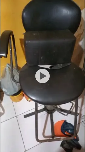 Vendo cadeira de barbeiro mais assento de criança 