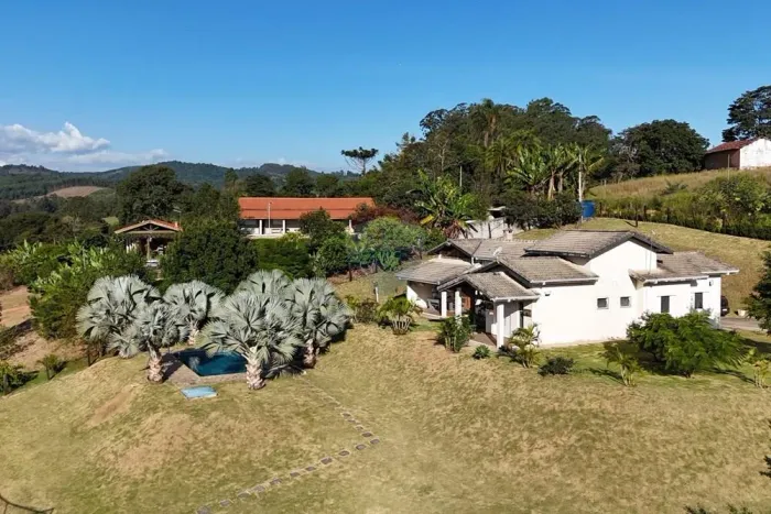 Chácara à venda em Pedra Bela/SP com 5.600 m² de terreno, 210 m² construídos, piscina, ria
