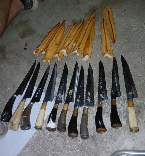 Vendo facas de aço carbono