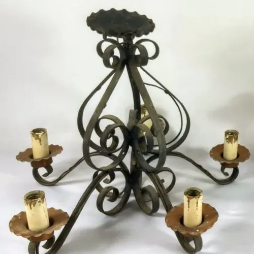 Antigo lustre ferro forget patinado preto detalhes dourado cinco lampadas