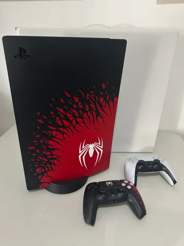 Console PlayStation 5 Edição Especial do Homem-Aranha e dois controles
