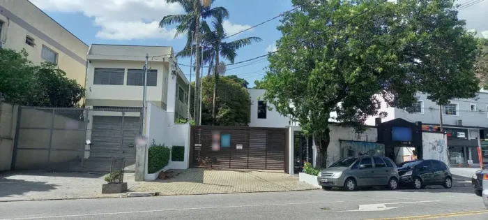 Casa comercial na Avenida José Maria Whitaker, 855 345 m²