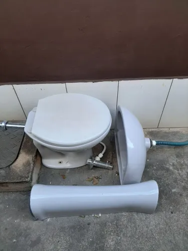 vazo sanitário e pia de banheiro