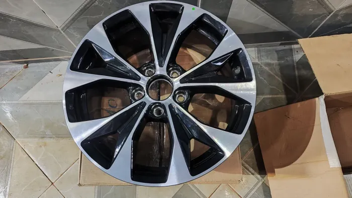 Uma avulsa roda Honda Civic geração 09 zerada na ca caixa nunca foi usada?