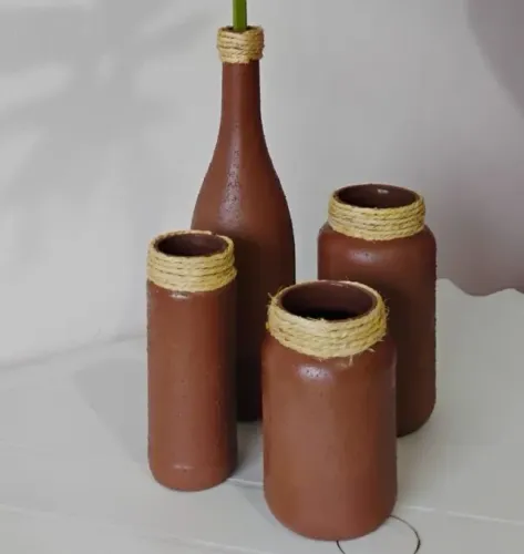 Conjunto de vasos decorativos de mesa com potes e garrafas