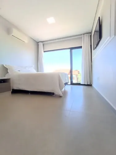 Casa em Condomínio com 4 Quarto(s) e 6 banheiro(s) para Alugar, 230 m² por R$ 14000 / Mês