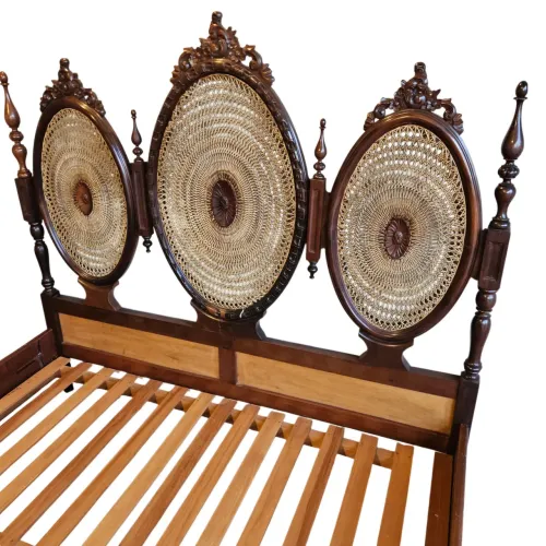 Cama de Madeira Maciça Entalhada com Palhinha - Estilo Colonial Clássico