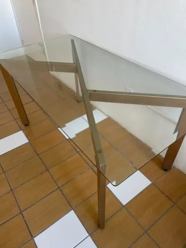 Mesa de Jantar em perfeito estado de vidro e metal