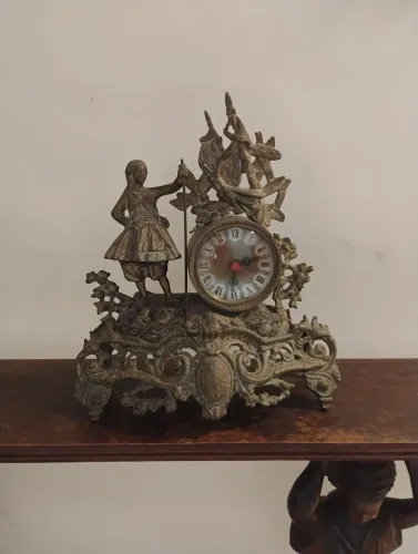 Relógio de Lareira/Mesa de bronze em estilo Barroco.