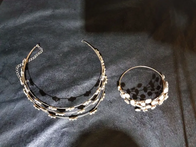 Tiara e bracelete uso com vestido de festa