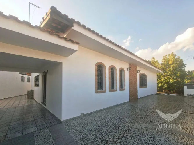 CASA TÉRREA COM 4 QUARTOS E AMPLO TERRENO NO JARDIM ARCHILA EM VOTORANTIM