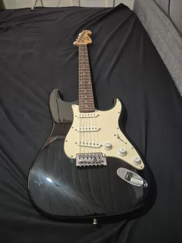 Guitarra Memphis MG32 + PEDALEIRA Line 6 Floor Pod Plus