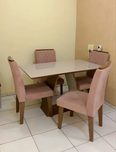 Mesa de jantar com tampo de vidro e 4 cadeiras estofadas.