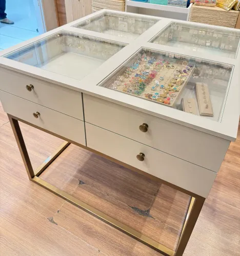 Mesa expositora para loja